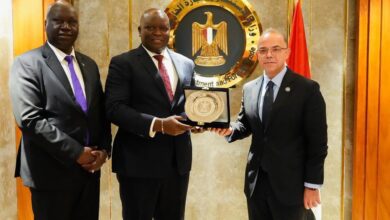 وزير الاستثمار والتجارة الخارجية يبحث مع نظيره بجنوب السودان تعزيز التعاون