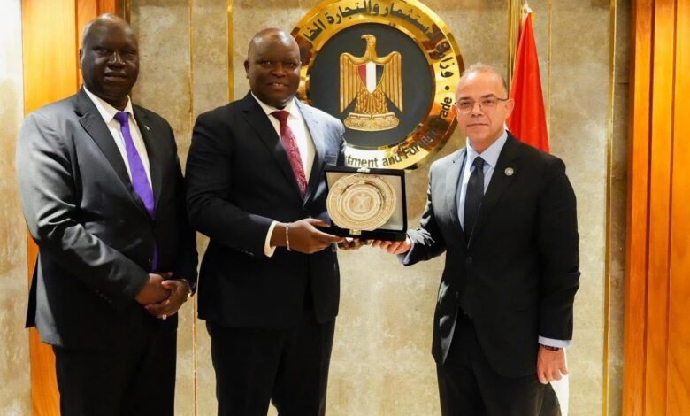 وزير الاستثمار والتجارة الخارجية يبحث مع نظيره بجنوب السودان تعزيز التعاون