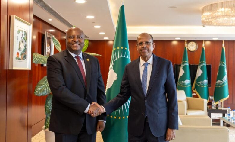 رئيس مفوضية الاتحاد الأفريقي يستقبل السفير ألبرت شينجيرو