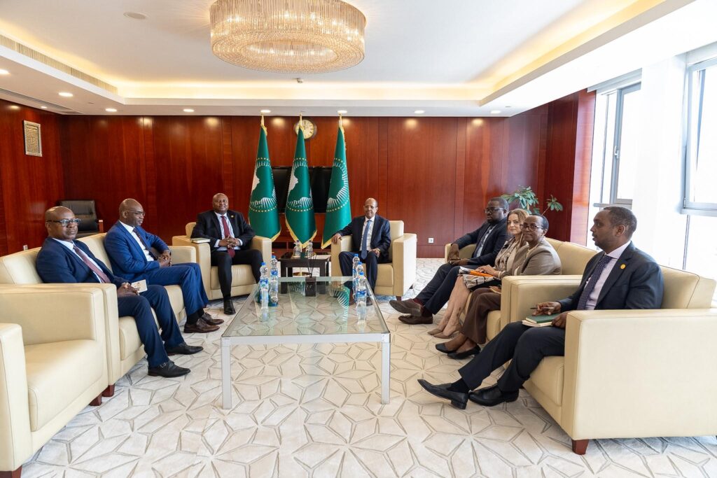 رئيس مفوضية الاتحاد الأفريقي يستقبل السفير ألبرت شينجيرو