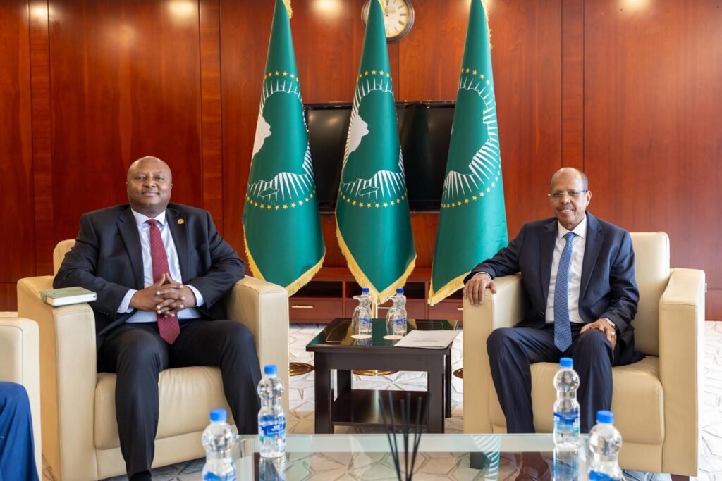 رئيس مفوضية الاتحاد الأفريقي يستقبل السفير ألبرت شينجيرو