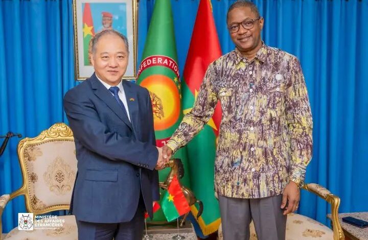وزير خارجية بوركينا فاسو يستقبل السفير الصيني