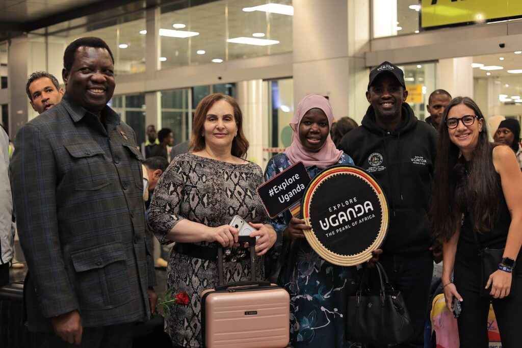 وفد من الفنانين المصريين بجولة سياحية بأوغندا