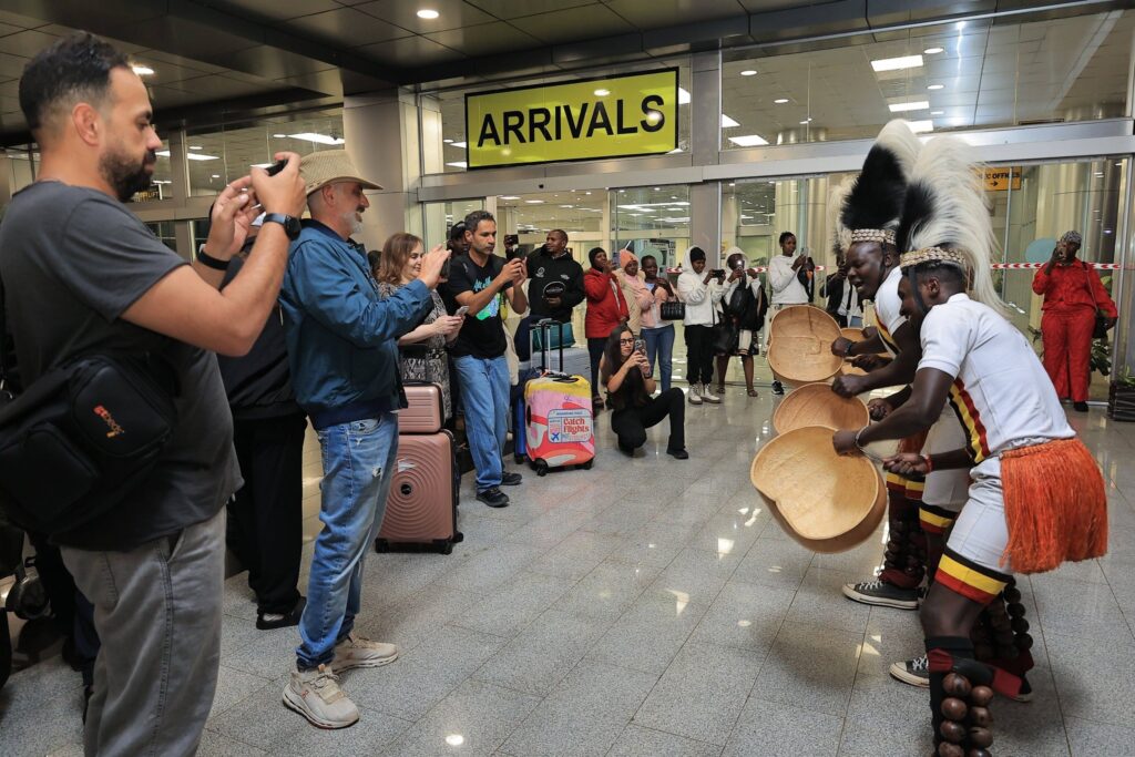 وفد من الفنانين المصريين بجولة سياحية بأوغندا