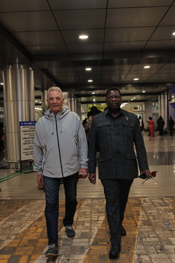 وفد من الفنانين المصريين بجولة سياحية بأوغندا