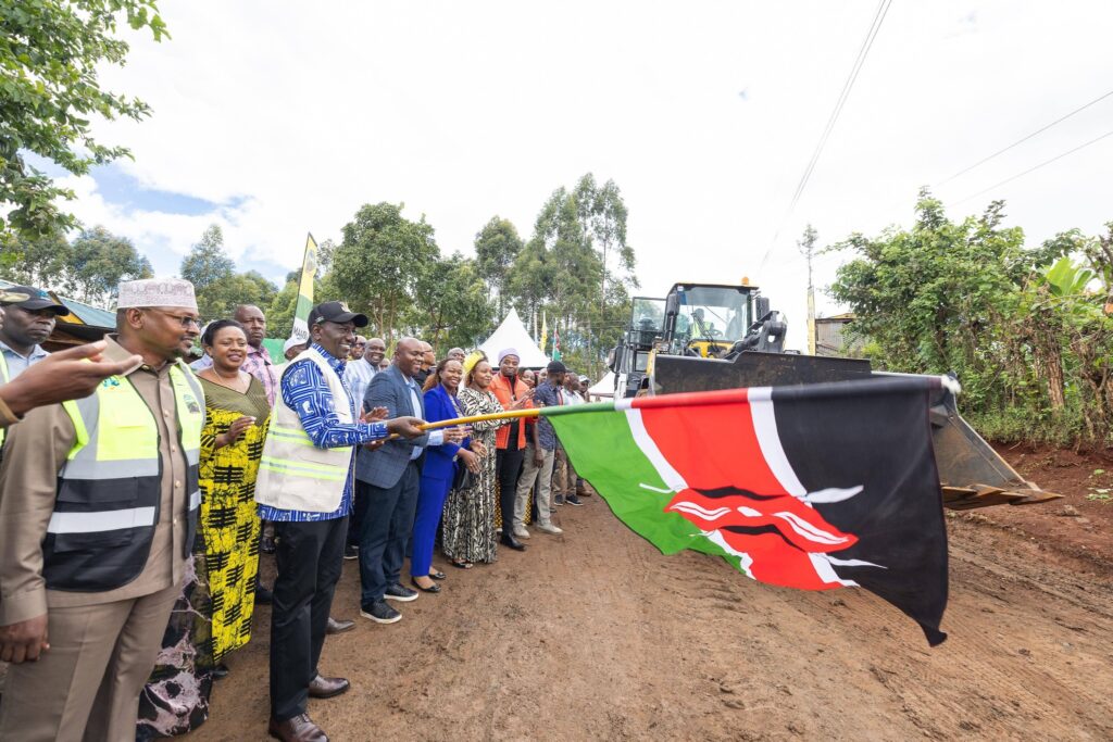 رئيس كينيا يلعن التزام الحكومة باستثمار مليار شلن لاستكمال طرق ماو ماو 