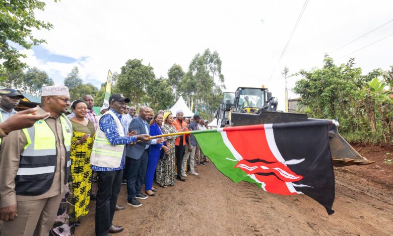 رئيس كينيا يلعن التزام الحكومة باستثمار مليار شلن لاستكمال طرق ماو ماو