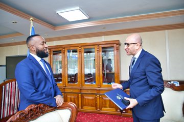 وزير شؤون التعدين والاقتصاد الكيني يلتقي السفير المصري 