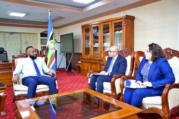 وزير شؤون التعدين والاقتصاد الكيني يلتقي السفير المصري 