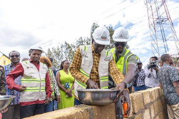 الرئيس الكيني يتفقد المشروعات 