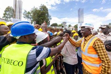 الرئيس الكيني يتفقد المشروعات 