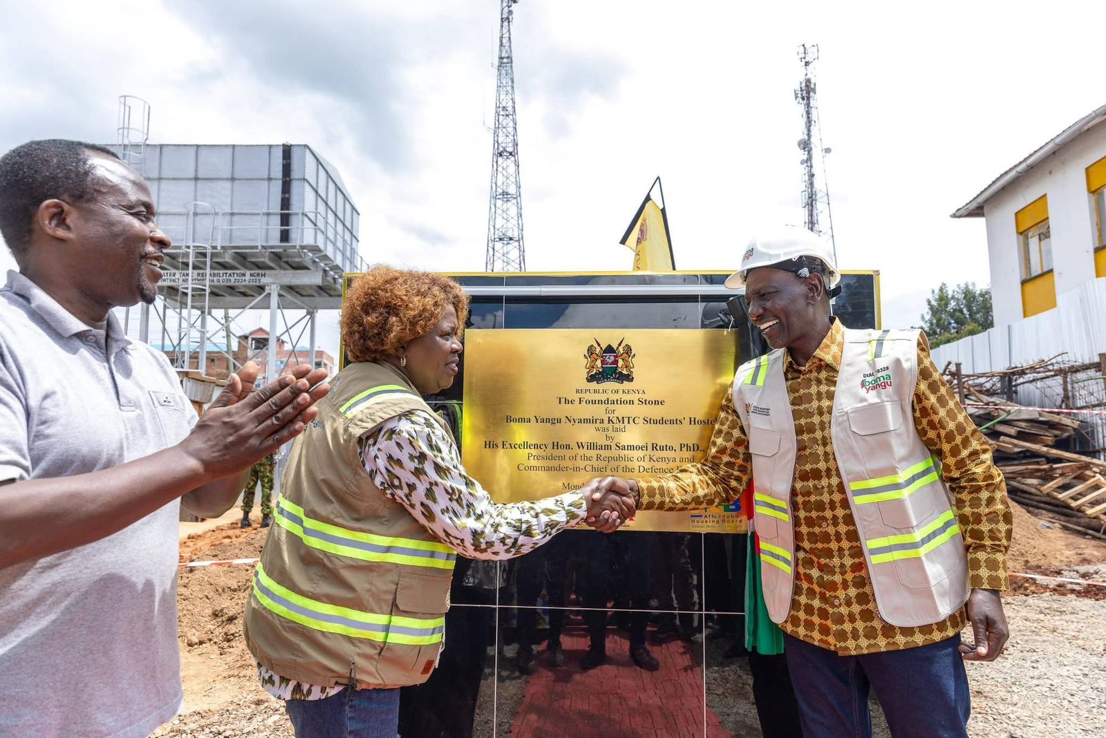 الرئيس الكيني يتفقد المشروعات 