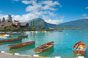 بحيرة أنسي في مدغشقر 