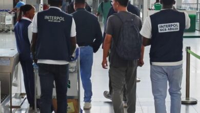 القبض على هارب صيني و إعادته إلى بلاده بتهمة الاحتيال