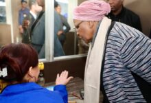 رئيسة ناميبيا تشيد بصناعة الألماس خلال زيارة لشركة رائدة في ويندهوك