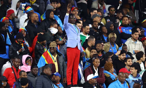 فرقة لومومبا فيا تدعم منتخب الكونغو من مدرجات المباراة