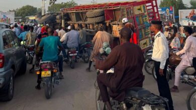 انقلاب شاحنة محمّلة بالبضائع يعرقل حركة المرور في دوّار شقوا بالعاصمة أنجمينا