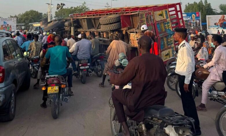 انقلاب شاحنة محمّلة بالبضائع يعرقل حركة المرور في دوّار شقوا بالعاصمة أنجمينا