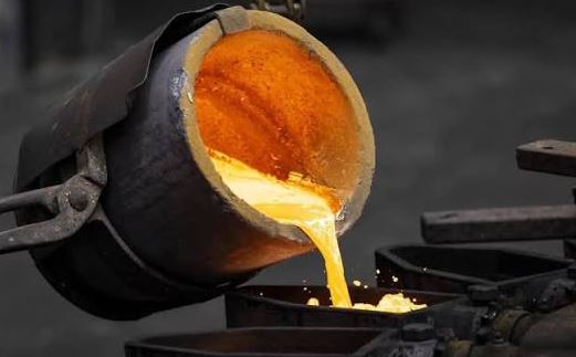 سباق على تكرير الذهب في إفريقيا وغينيا الأكثر إنتاجًا ترسخ مكانتها