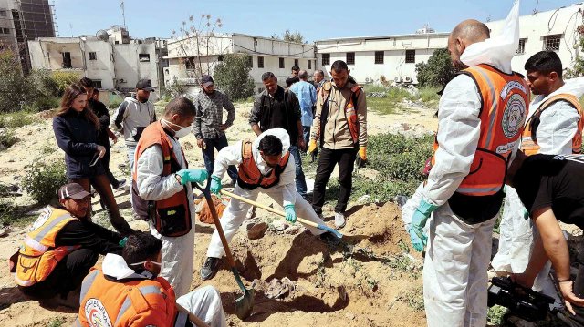 دفن رفات 40 فلسطينيا