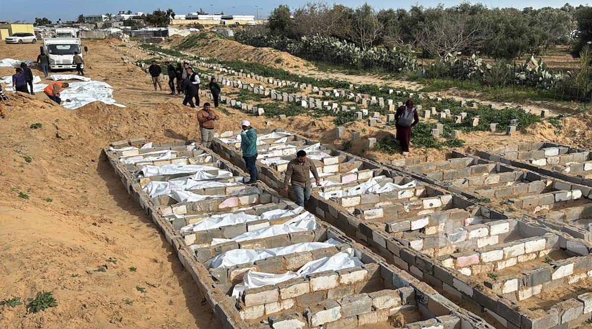 دفن رفات 40 فلسطينيا