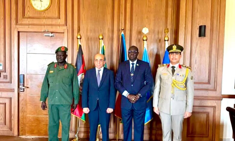 سفير مصر في جوبا يلتقي وزير دفاع جنوب السودان لبحث العلاقات الثنائية