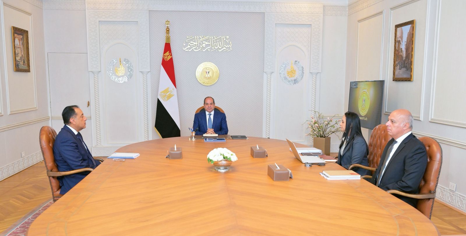 السيسي يلتقي رئيس الوزراء ووزيرة التضامن لمراجعة منظومة الدعم والحماية الاجتماعية