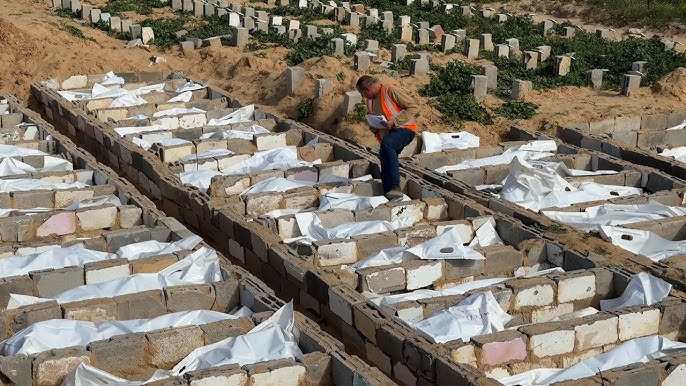 دفن رفات 40 فلسطينيا