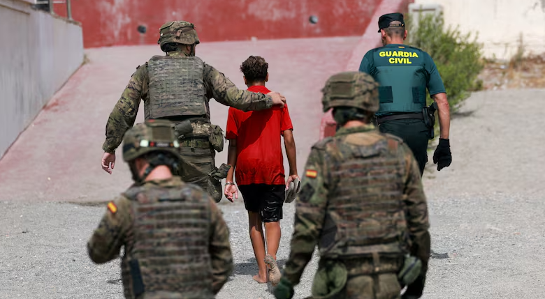 Suite à cette vague migratoire sans précédent, Ceuta exige que Madrid transfère des centaines de mineurs vers le continent.